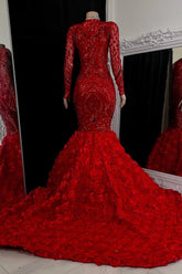Hermoso vestido de fiesta largo de sirena rojo con escote en V y encaje con mangas largas